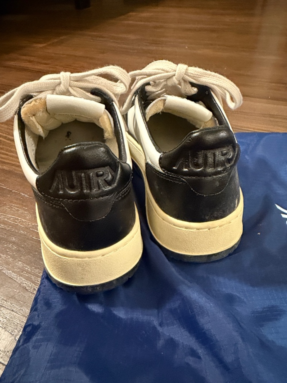 Autry Medalist Low-Top Sneakers in White and Black - Picture 4 of 7